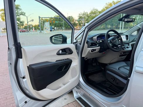 Used 2023 Chrysler Pacifica Touring-L FWD image 14