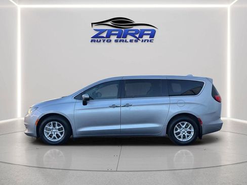 Used 2017 Chrysler Pacifica Touring FWD image 4