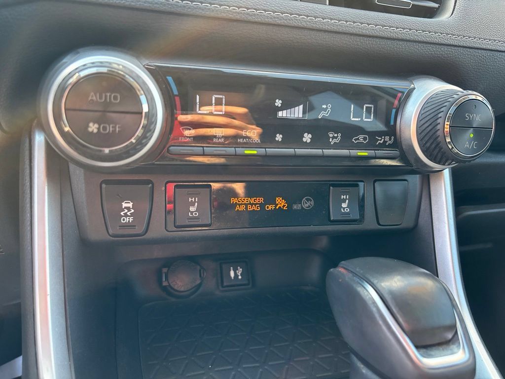 Used 2019 Toyota RAV4 XLE Premium AWD/4WD image 30