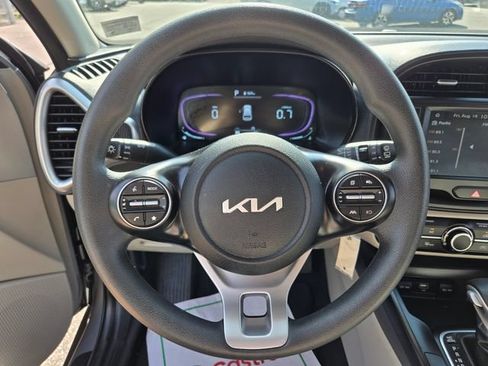 Used 2025 Kia Soul LX FWD image 31
