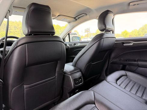 Used 2018 Ford Fusion SE w/ Equipment Group 602A FWD image 16
