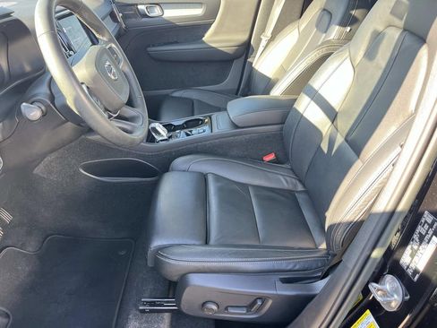 Used 2023 Volvo XC40 B4 Ultimate image 11