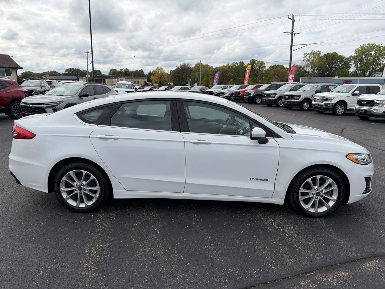 Used 2019 Ford Fusion SE FWD image 2