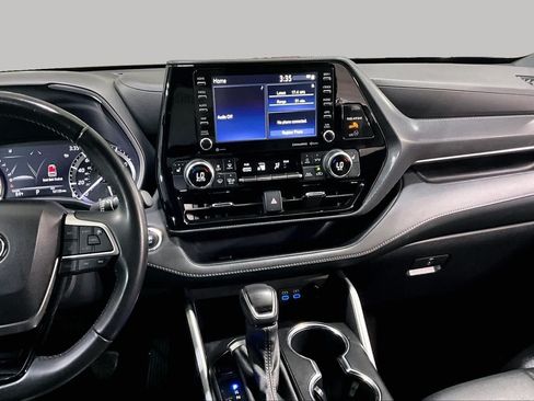 Used 2022 Toyota Highlander XSE FWD image 13