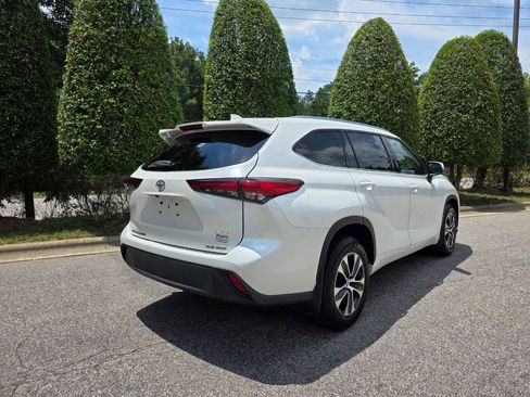 Used 2021 Toyota Highlander XLE AWD/4WD image 5