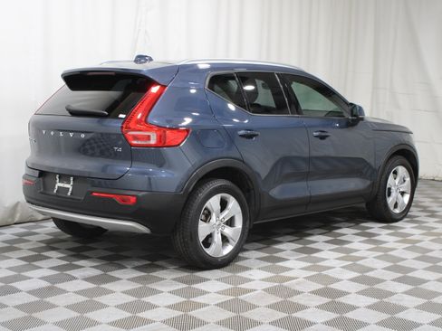 Used 2022 Volvo XC40 T4 Momentum FWD image 32