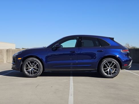 Certified 2025 Porsche Macan image 2