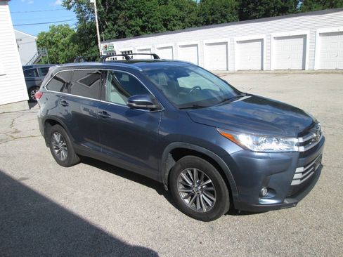 Used 2019 Toyota Highlander XLE AWD/4WD image 4