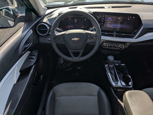 Used 2025 Chevrolet Trax LT FWD image 15