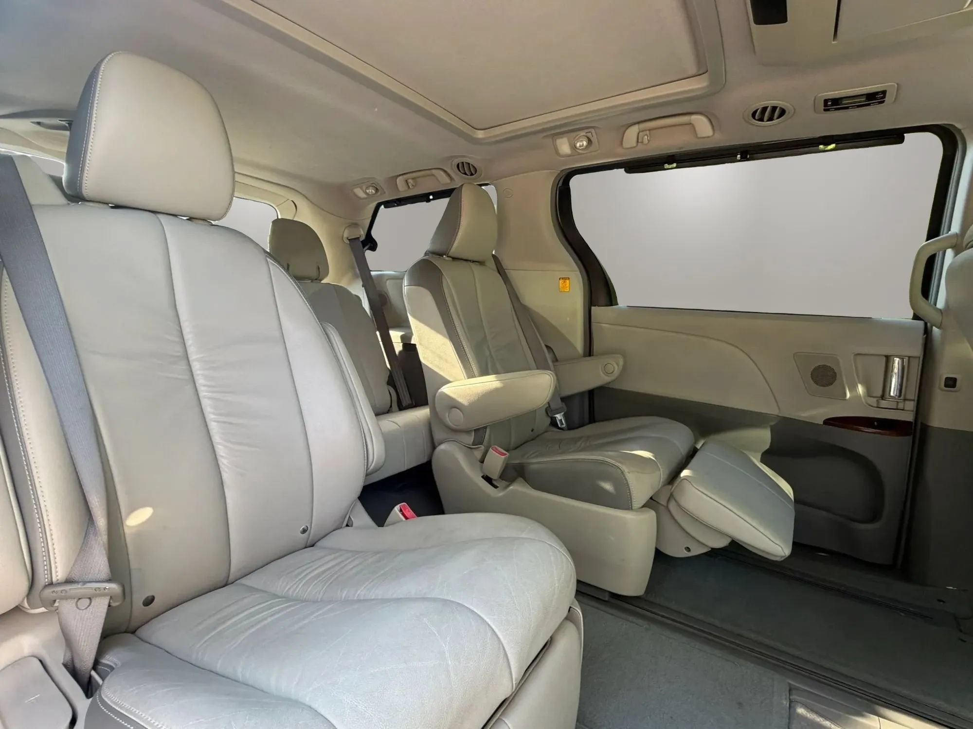 Used 2011 Toyota Sienna Limited w/ Premium Pkg FWD image 19