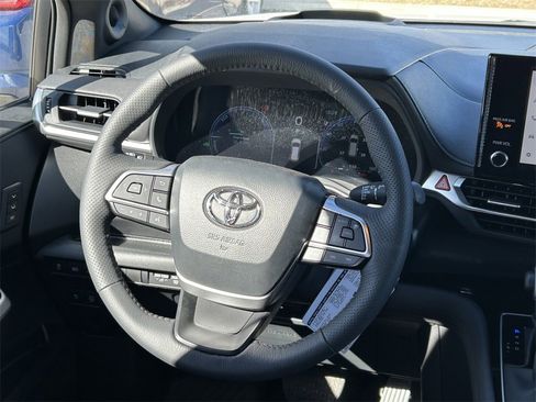 Used 2025 Toyota Sienna Platinum image 51