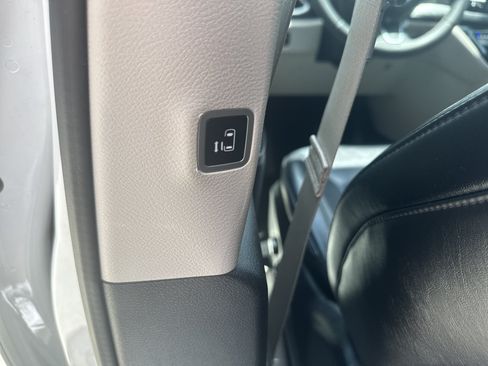 Used 2023 Chrysler Pacifica Touring-L FWD image 19