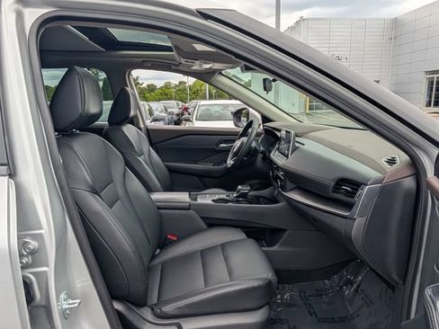Used 2023 Nissan Rogue SV w/ SV Premium B Package FWD image 11