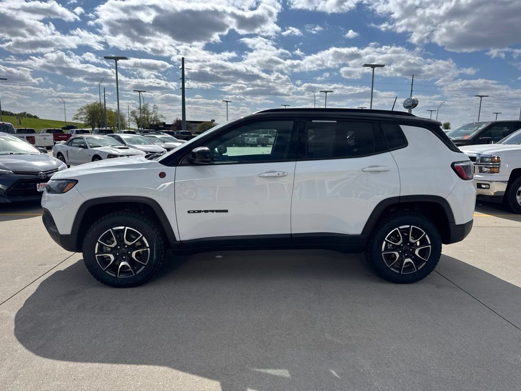 Used 2025 Jeep Compass Trailhawk AWD/4WD image 14