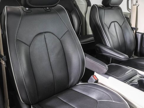 Used 2022 Chrysler Pacifica Limited image 46