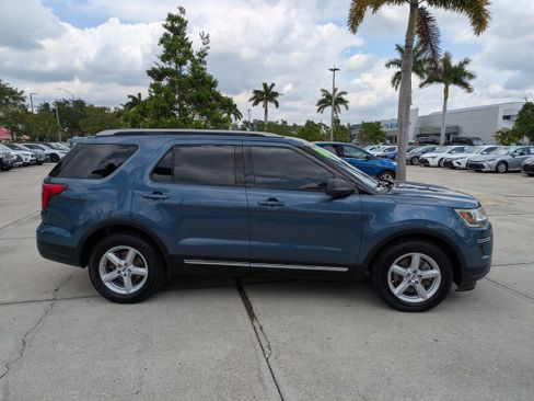 Certified 2018 Ford Explorer XLT FWD image 3