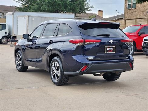 Used 2021 Toyota Highlander XLE FWD image 3