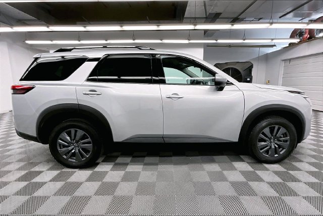 Used 2025 Nissan Pathfinder SV FWD image 14