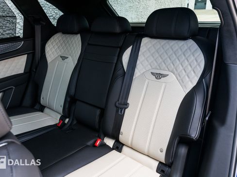Used 2023 Bentley Bentayga image 33