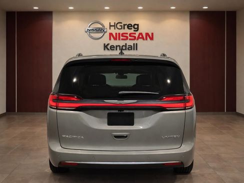 Used 2023 Chrysler Pacifica Limited FWD image 6