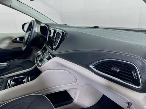 Used 2023 Chrysler Pacifica Limited FWD image 31
