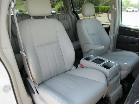 Used 2014 Chrysler Town & Country Touring image 9
