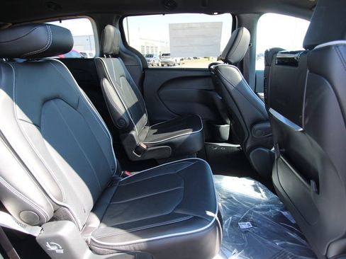 New 2026 Chrysler Pacifica Limited image 10