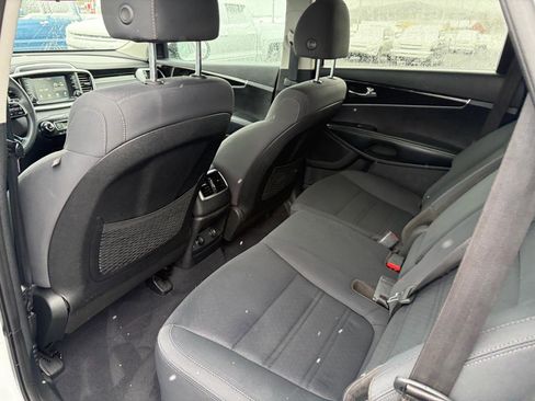 Used 2019 Kia Sorento LX V6 FWD image 16
