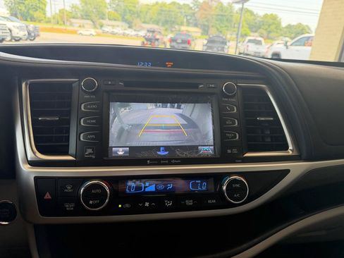 Used 2019 Toyota Highlander Limited Platinum FWD image 18