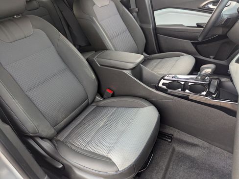 Certified 2024 Chevrolet Trax LT w/ Driver Confidence Package image 12