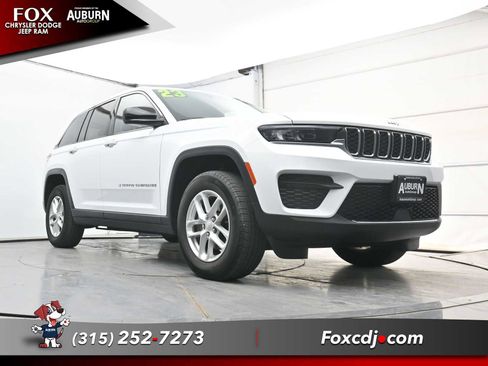 Used 2023 Jeep Grand Cherokee Laredo w/ Luxury Tech Group I AWD/4WD image 17