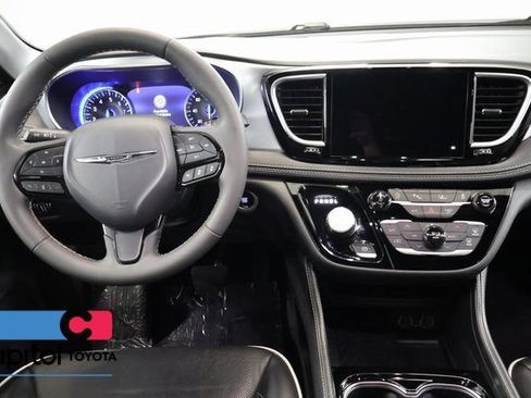 Used 2025 Chrysler Pacifica Limited FWD image 14