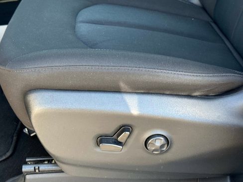 Used 2023 Chrysler Voyager LX FWD image 22