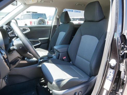Used 2023 Kia Soul S FWD image 9