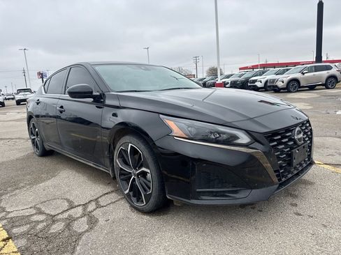 Used 2024 Nissan Altima 2.5 SR w/ SR Premium Package image 3