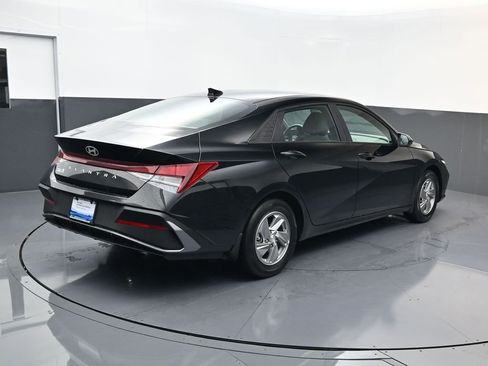 Used 2026 Hyundai Elantra SE FWD image 3