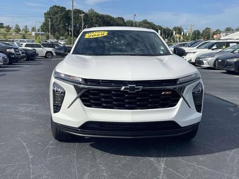Used 2025 Chevrolet Trax RS w/ Driver Confidence Package FWD image 2