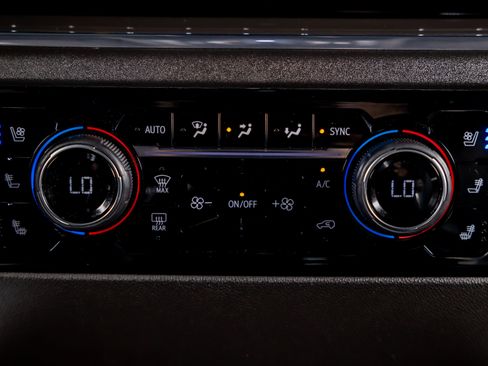 Used 2024 Chevrolet Silverado 2500 High Country w/ High Country Premium Package AWD/4WD image 30