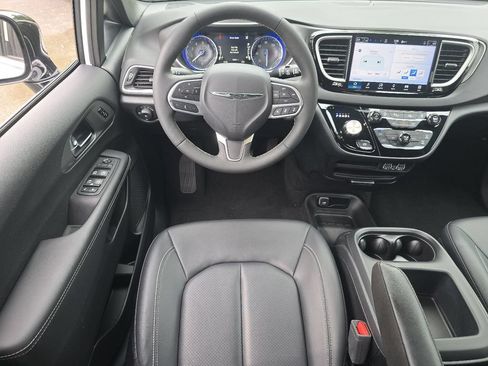 Used 2025 Chrysler Pacifica Select FWD image 22
