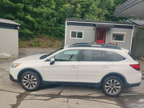 Used 2015 Subaru Outback 2.5i Limited AWD/4WD image 3