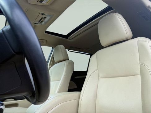Used 2019 Toyota Highlander XLE AWD/4WD image 11