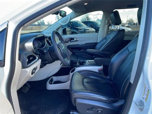 Used 2023 Chrysler Pacifica Touring-L image 19