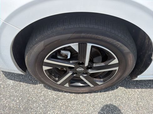 Used 2025 Nissan Sentra SV FWD image 11