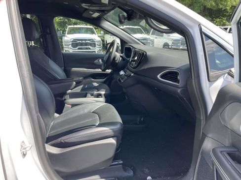 Certified 2025 Chrysler Pacifica Select FWD image 13