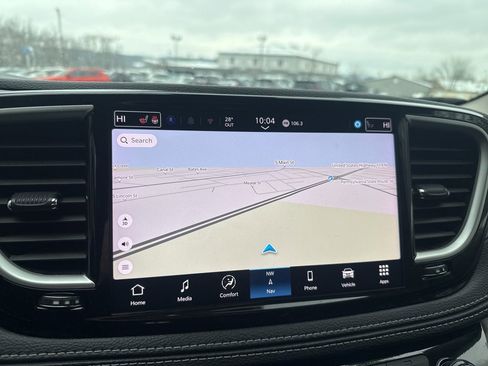 Used 2024 Chrysler Pacifica Select image 28