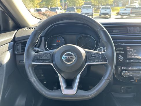 Used 2017 Nissan Rogue SV image 14