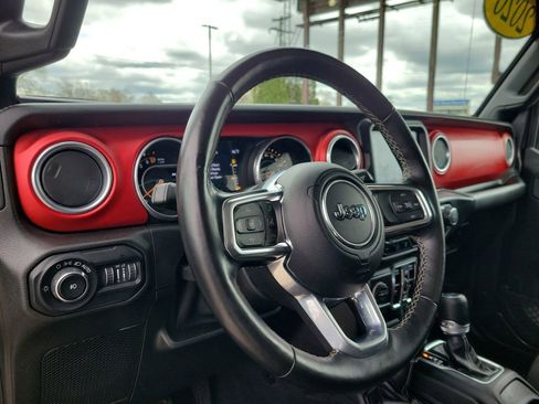 Used 2020 Jeep Wrangler Unlimited Sahara w/ Dual Top Group AWD/4WD image 18