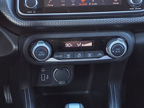 Certified 2018 Nissan Kicks SV image 16