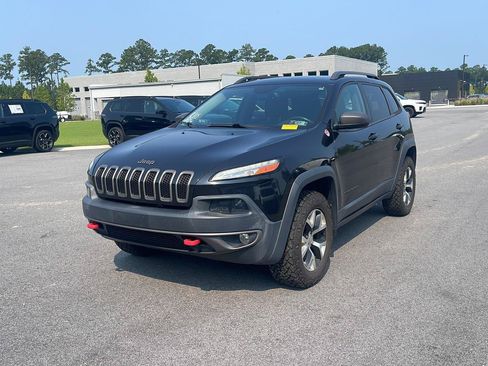 Used 2015 Jeep Cherokee Trailhawk w/ Comfort/Convenience Group AWD/4WD image 3