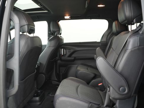 Used 2025 Toyota Sienna Limited image 17